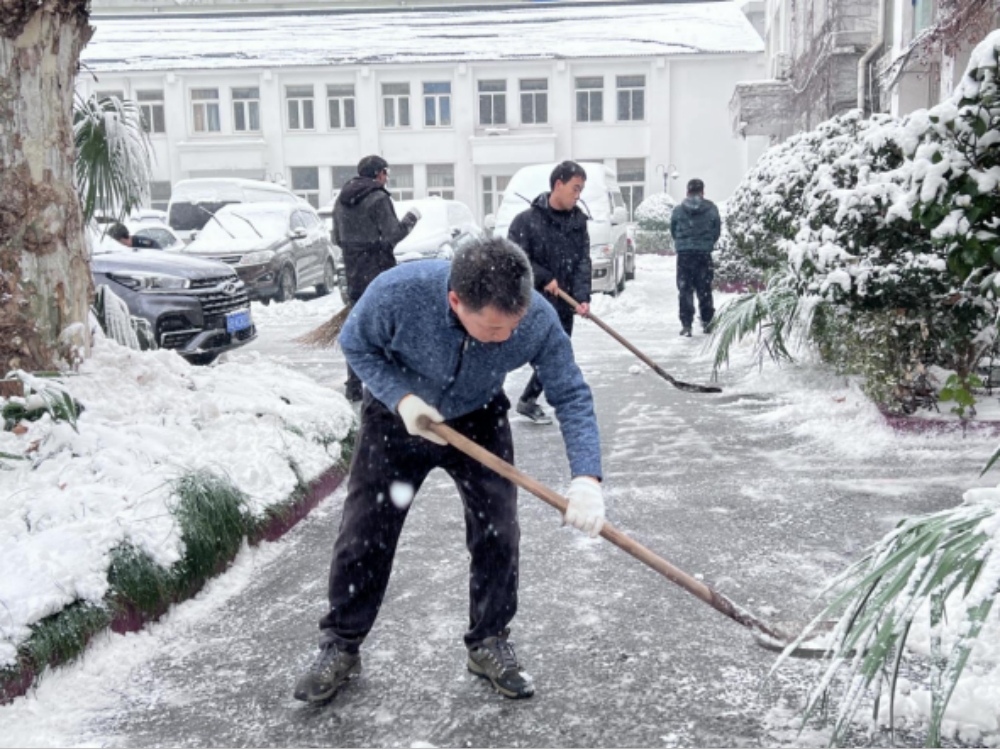 以雪為令，聞雪而動(dòng)——市國投公司及各所屬企業(yè)積極開展掃雪鏟冰工作493.png